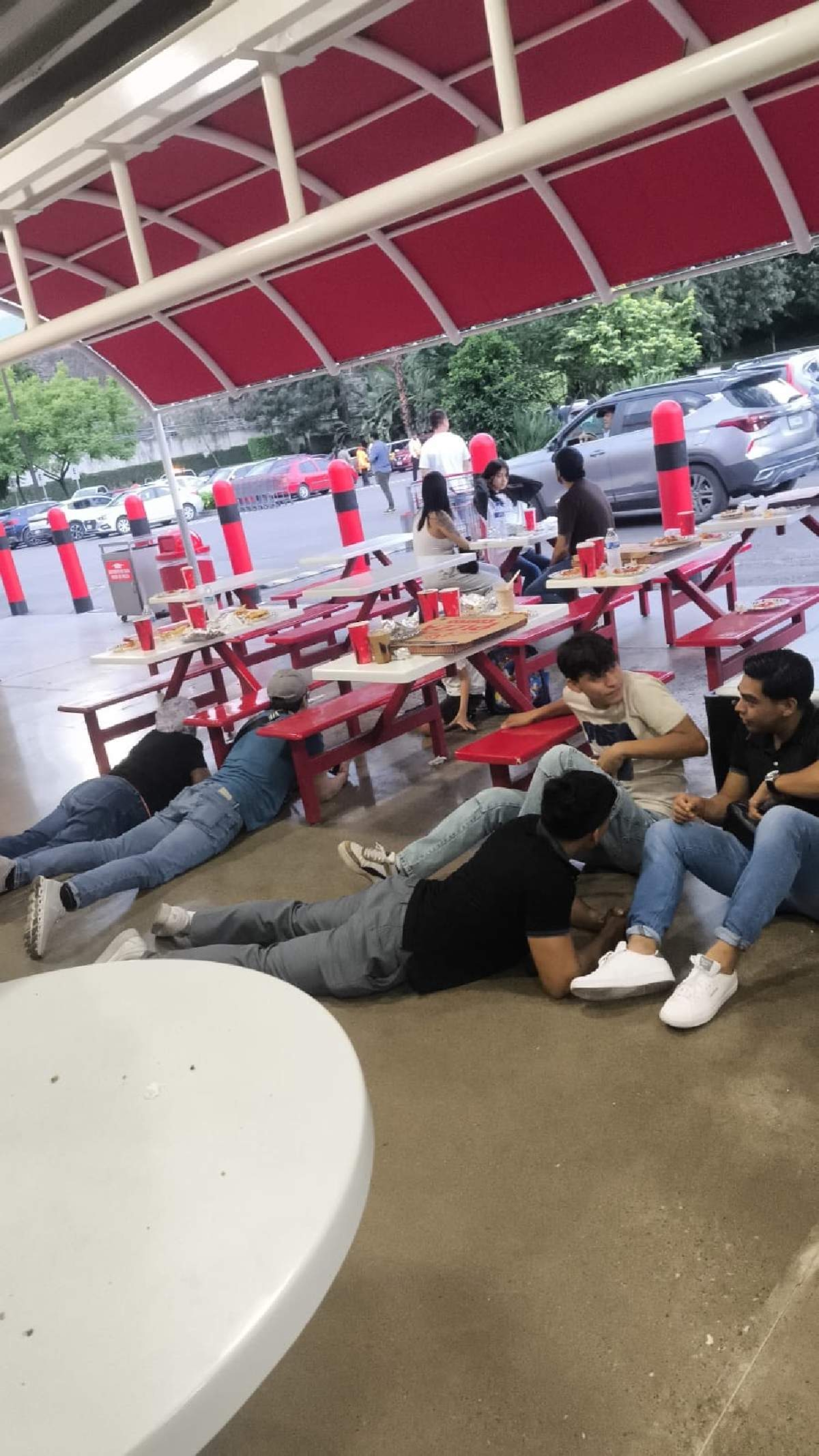 Intento de asalto a automovilista desata pánico en Costco