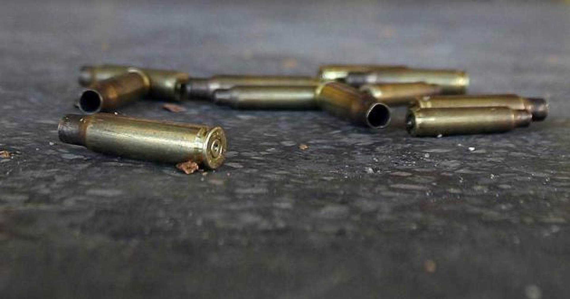 Cae motociclista a barranca al atacar a policías