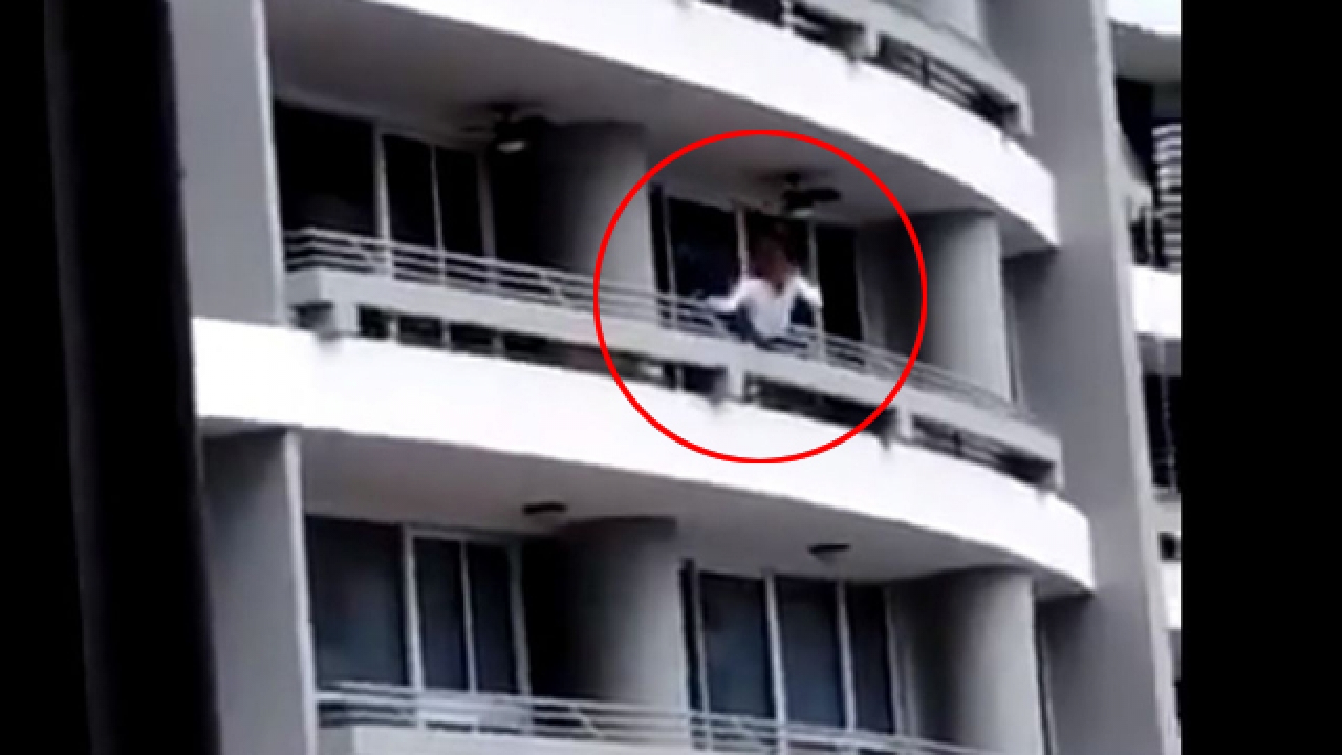Mujer intentaba tomarse selfie y cae de un edificio en Panamá