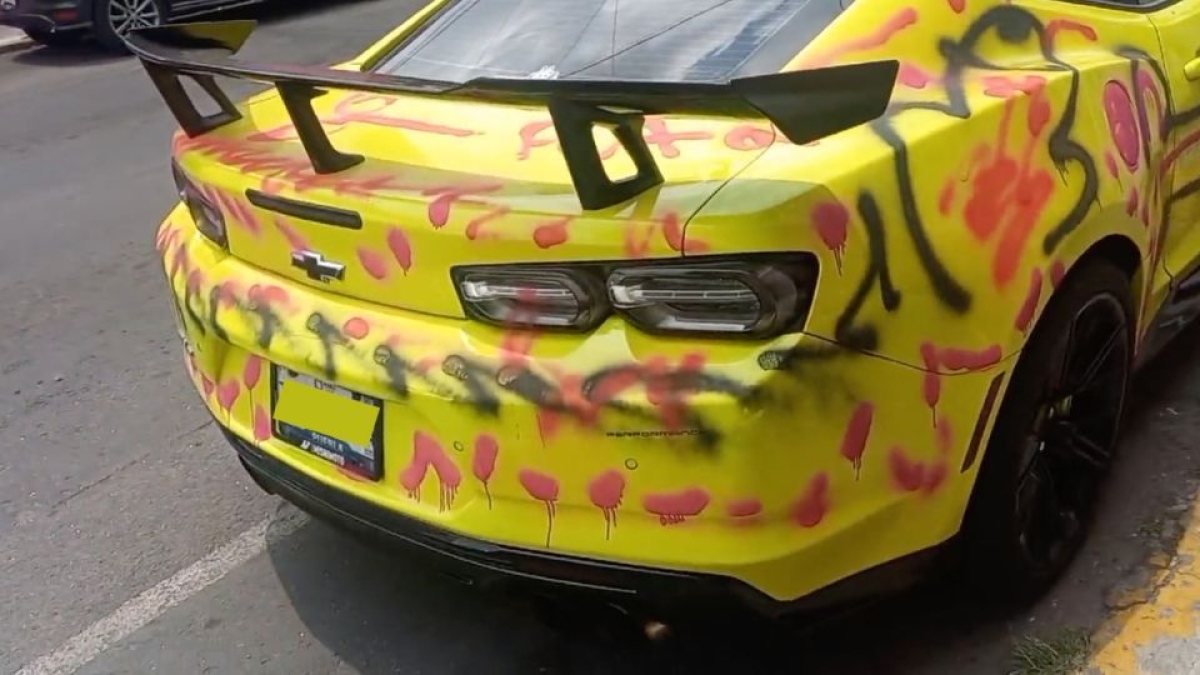 'Nunca engañen a sus novias': Mujer grafitea auto de LUJO de su novio por serle infiel
