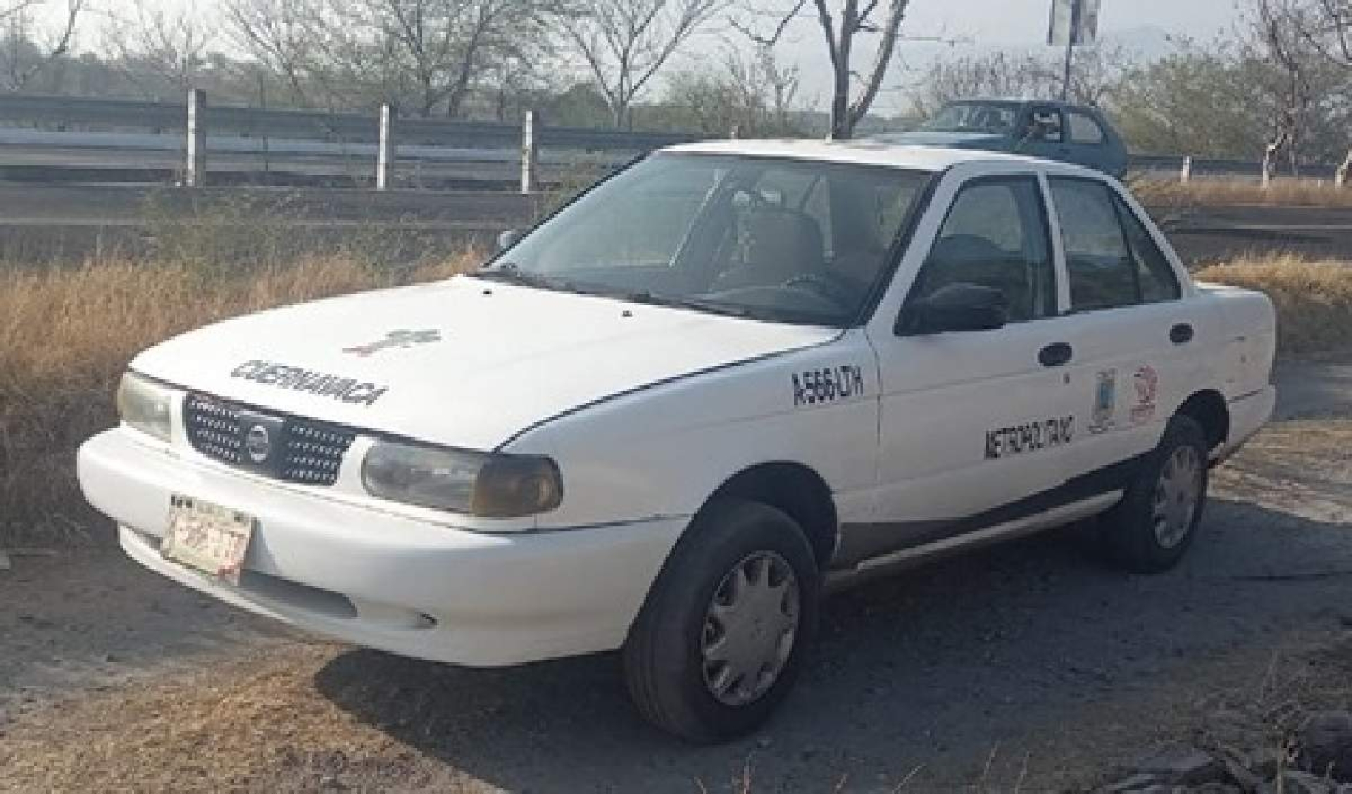 Abandonan un taxi en Puente de Ixtla