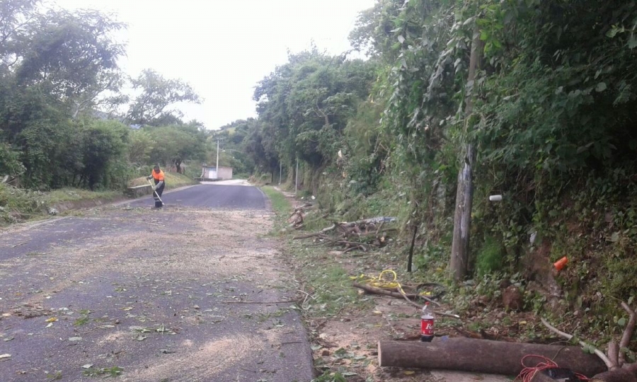 Limpian carreteras de Coatlán del Río para evitar inundaciones