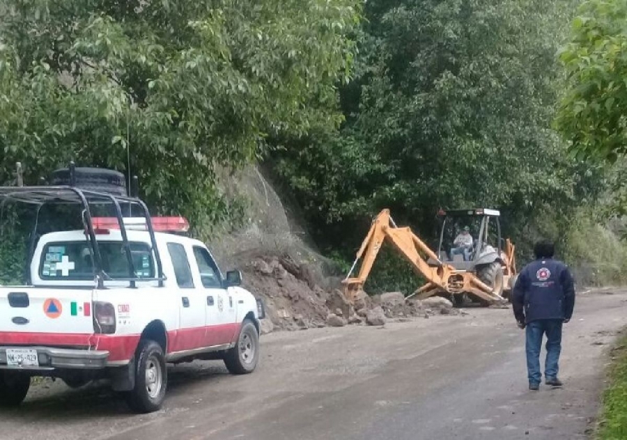 Se registra derrumbe en carretera La Espada