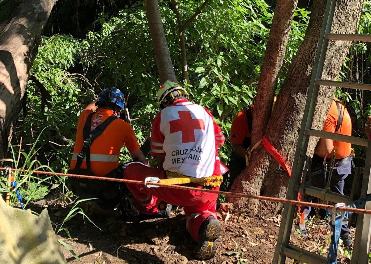 Laboran en rescate de cuerpo en barranca en Acapantzingo