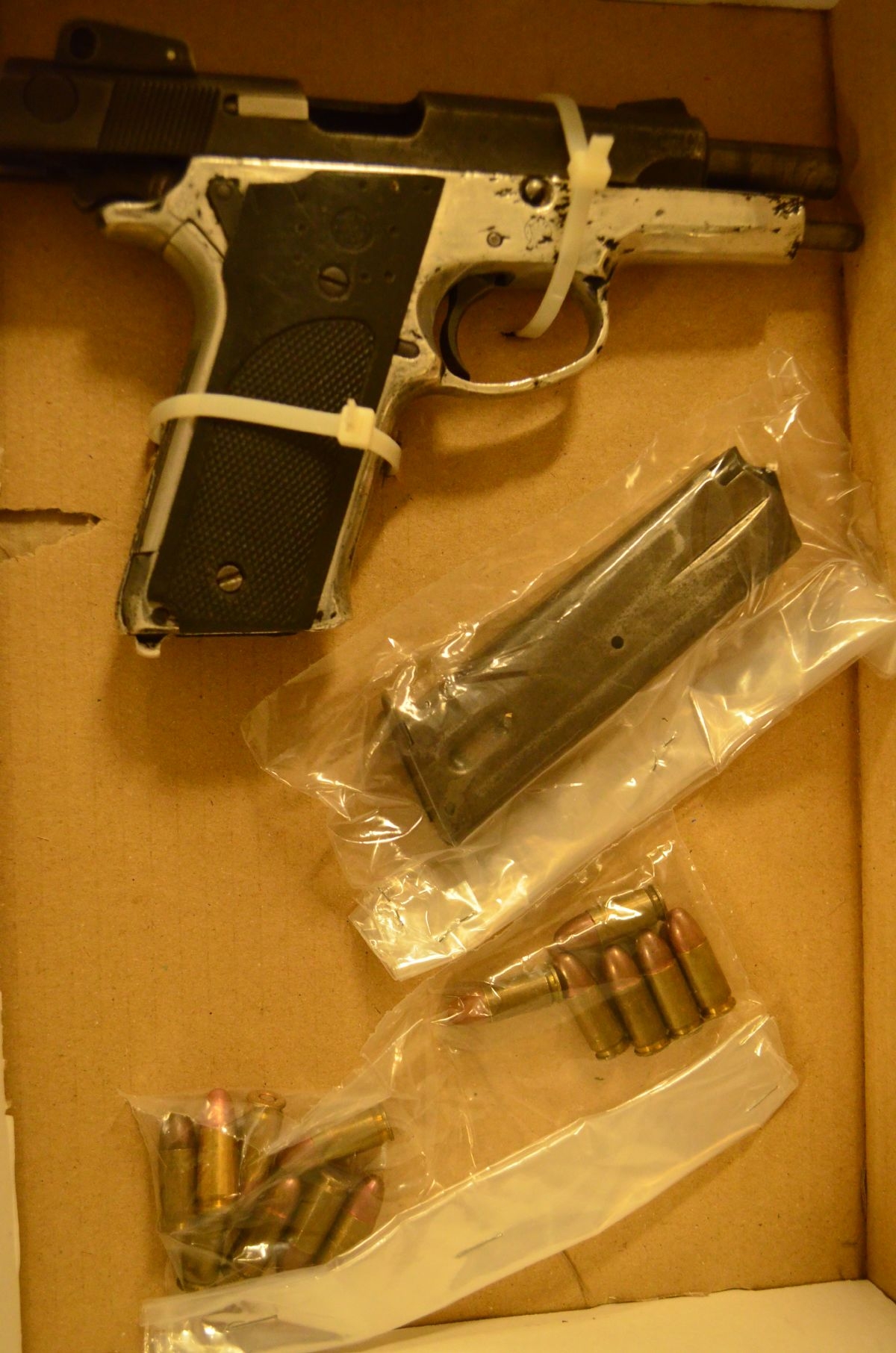Hallaron armas y droga en el auto en el que viajaban