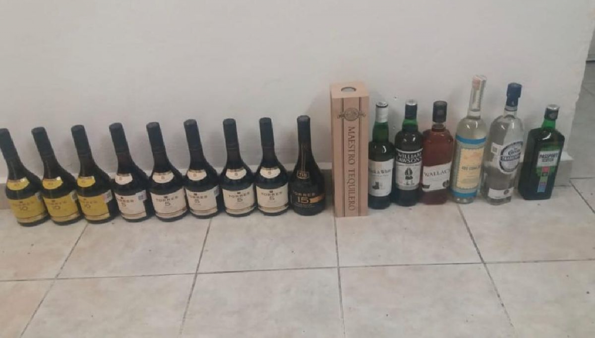 Roban dinero y botellas de licor en un minisúper