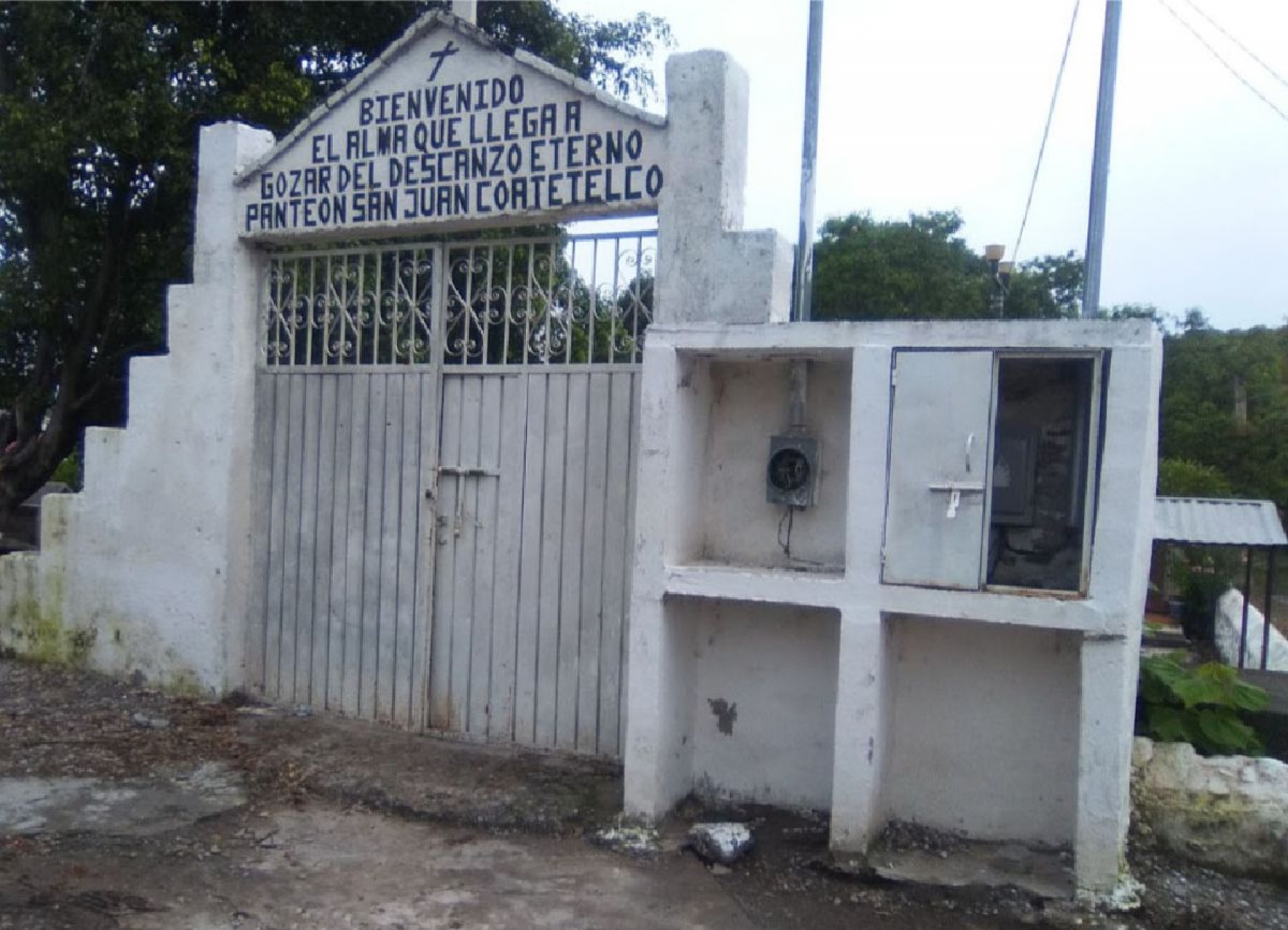 Emprenden pobladores de Coatetelco limpieza del panteón local