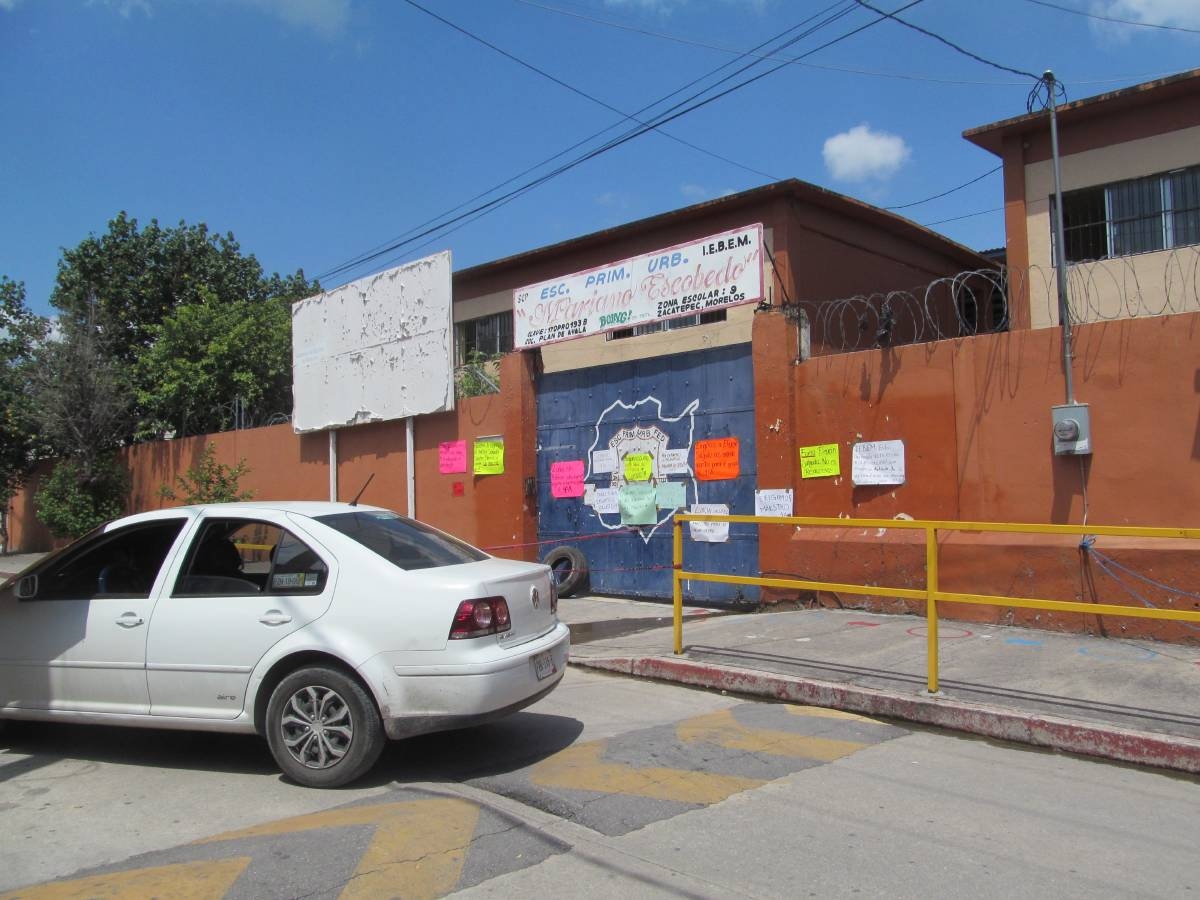 Se inconforman por imposición de uniforme en primaria de Zacatepec