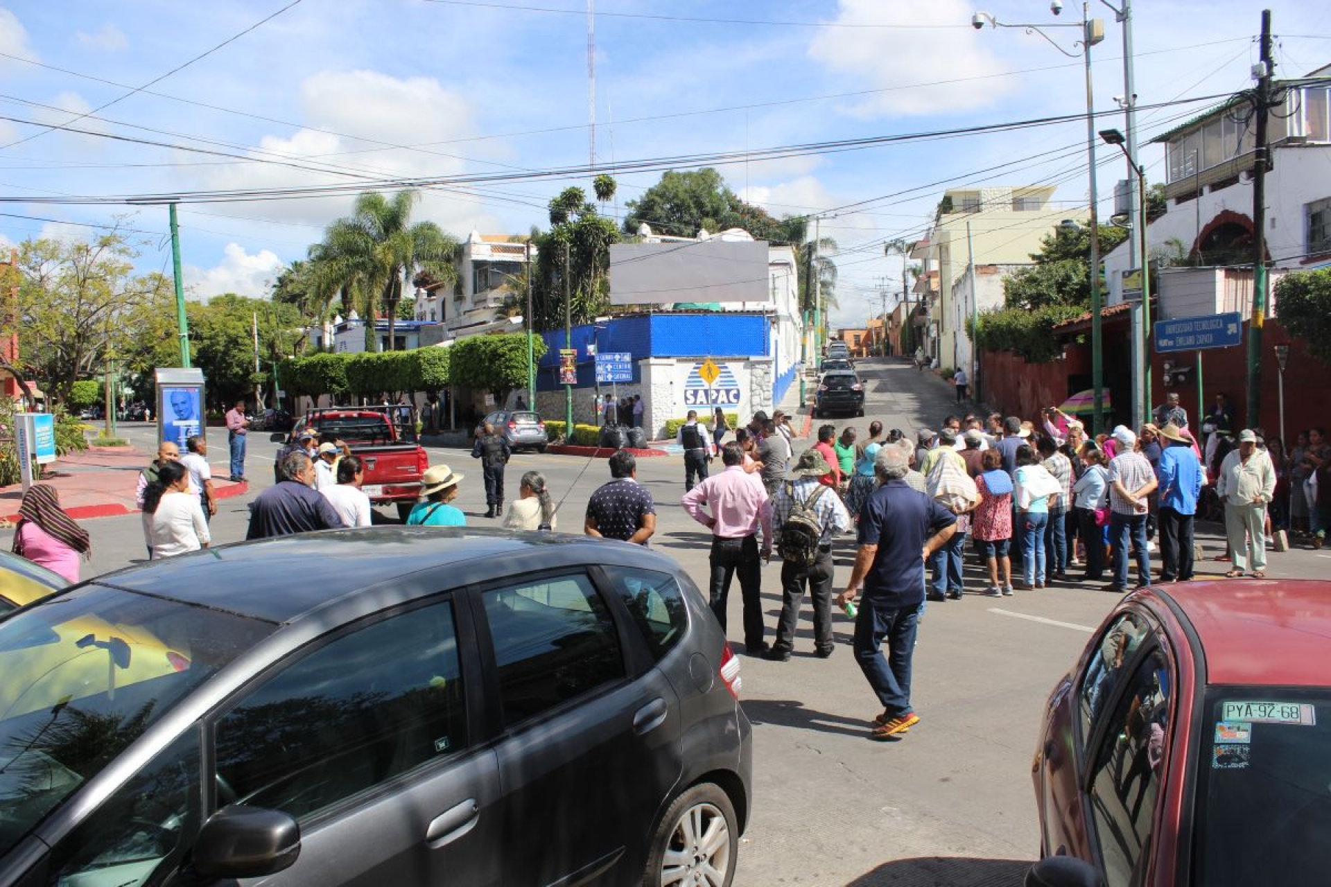 Vecinos de la colonia Milpillas bloquean la avenida Morelos por la falta de agua