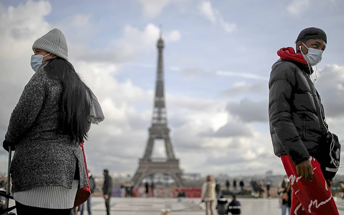 Francia refuerza medidas COVID en medio de protestas
