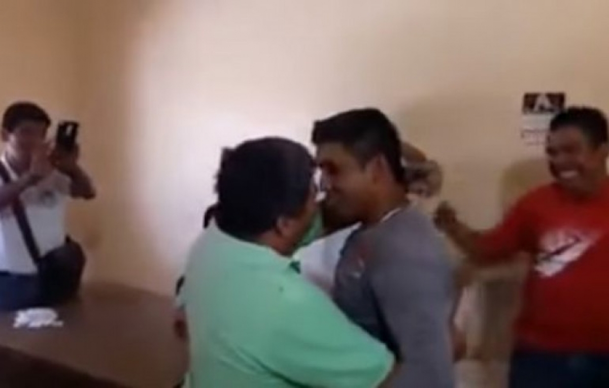 Presunto líder de la CTM en Oaxaca pide besos a sus compañeros a cambio de favores