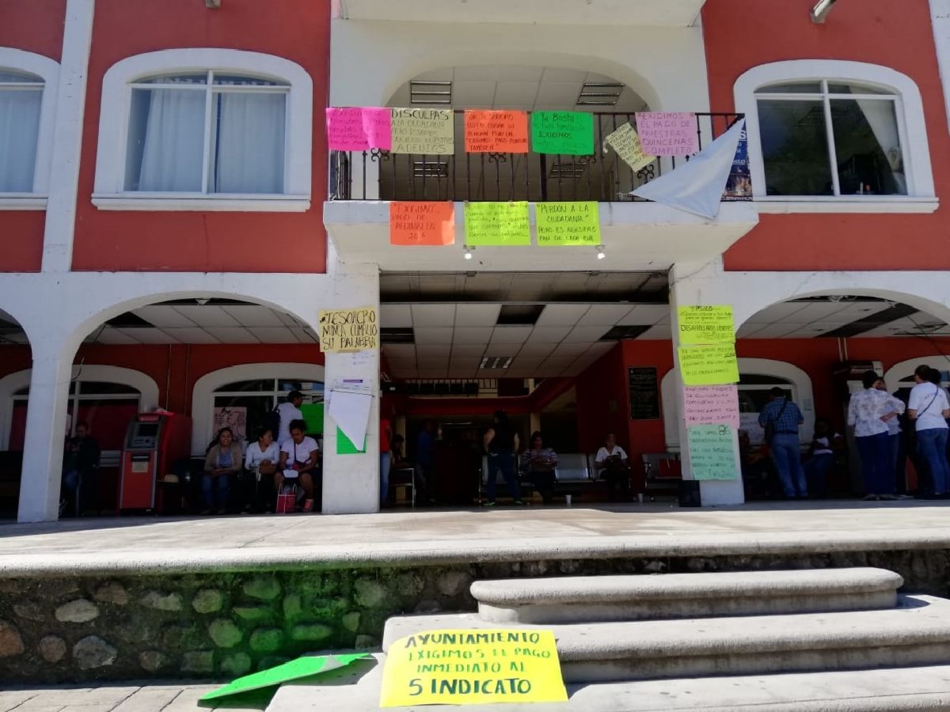 Escala protesta de sindicalizados de Puente de Ixtla con el bloqueo de la avenida México