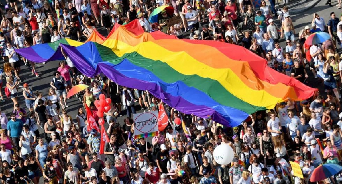 Hungría prohíbe hablar de homosexualidad en escuelas