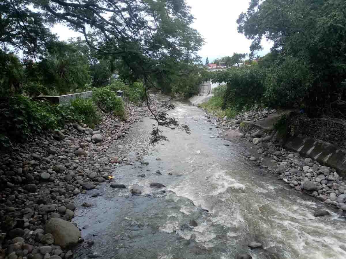 Hallan sin vida a hombre que fue arrastrado por el río Apatlaco