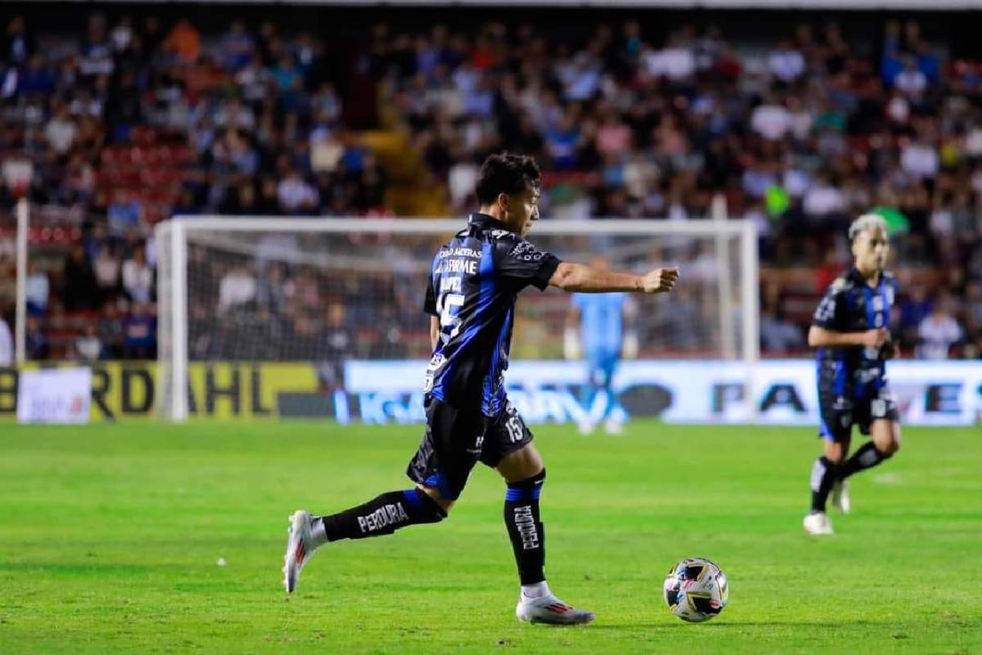 Víctor 'Chespi' López suma sus primeros minutos con Querétaro