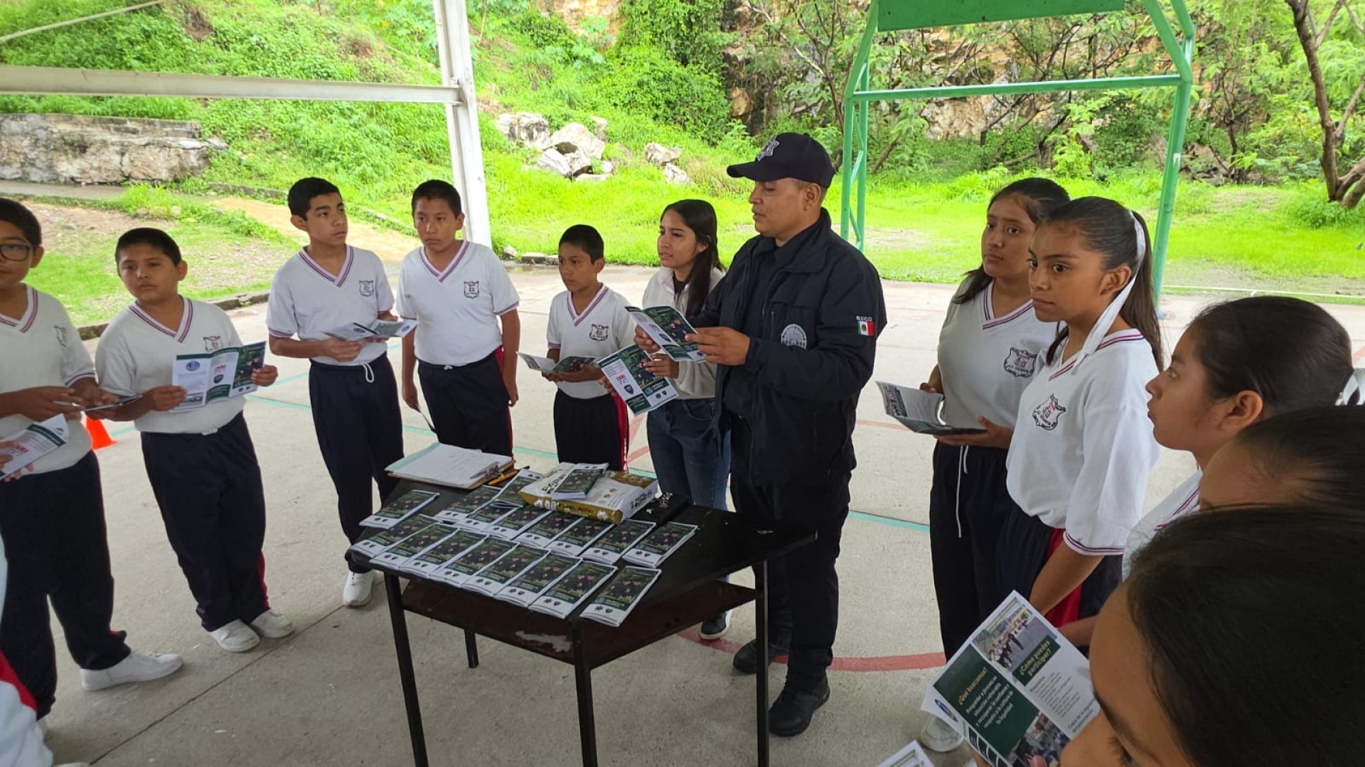 Capacitan a estudiantes de Emiliano Zapata en técnicas de rescate con taller de rapel