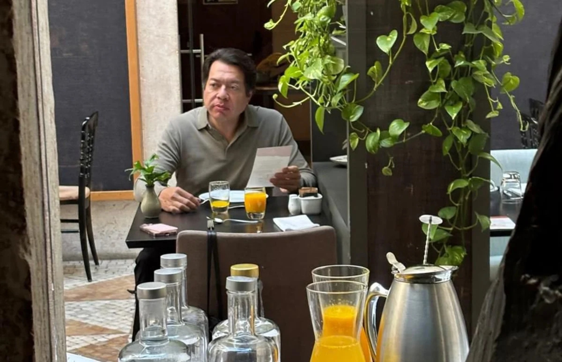 Funcionarios de Morena vacacionan en Europa pese a llamado de austeridad