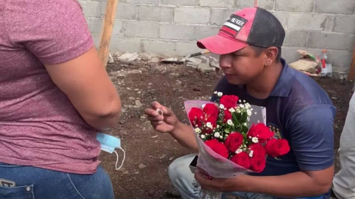 Albañil le pide matrimonio a su novia ¡en medio de una obra!