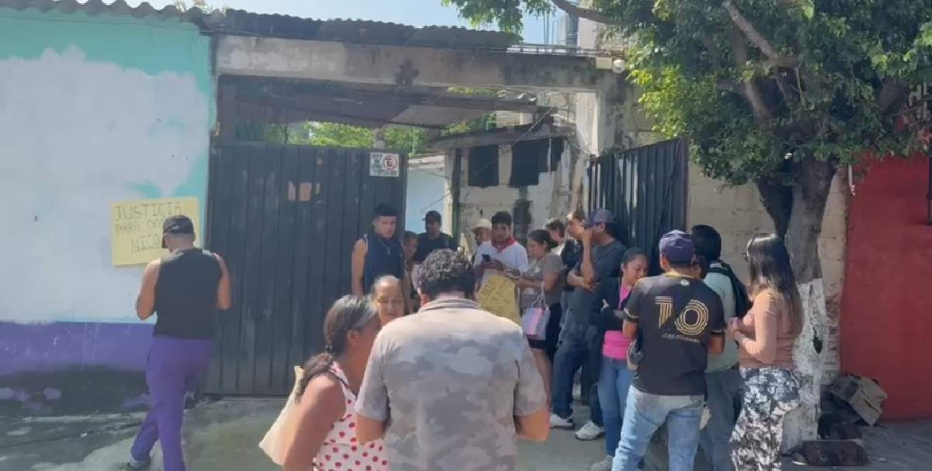 Vecinos de Mazatepec impiden desalojo de abuelita