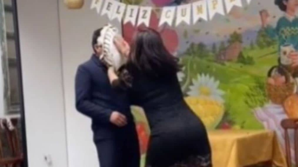 Hombre lleva serenata y recibe pastelazo en la cara por infiel