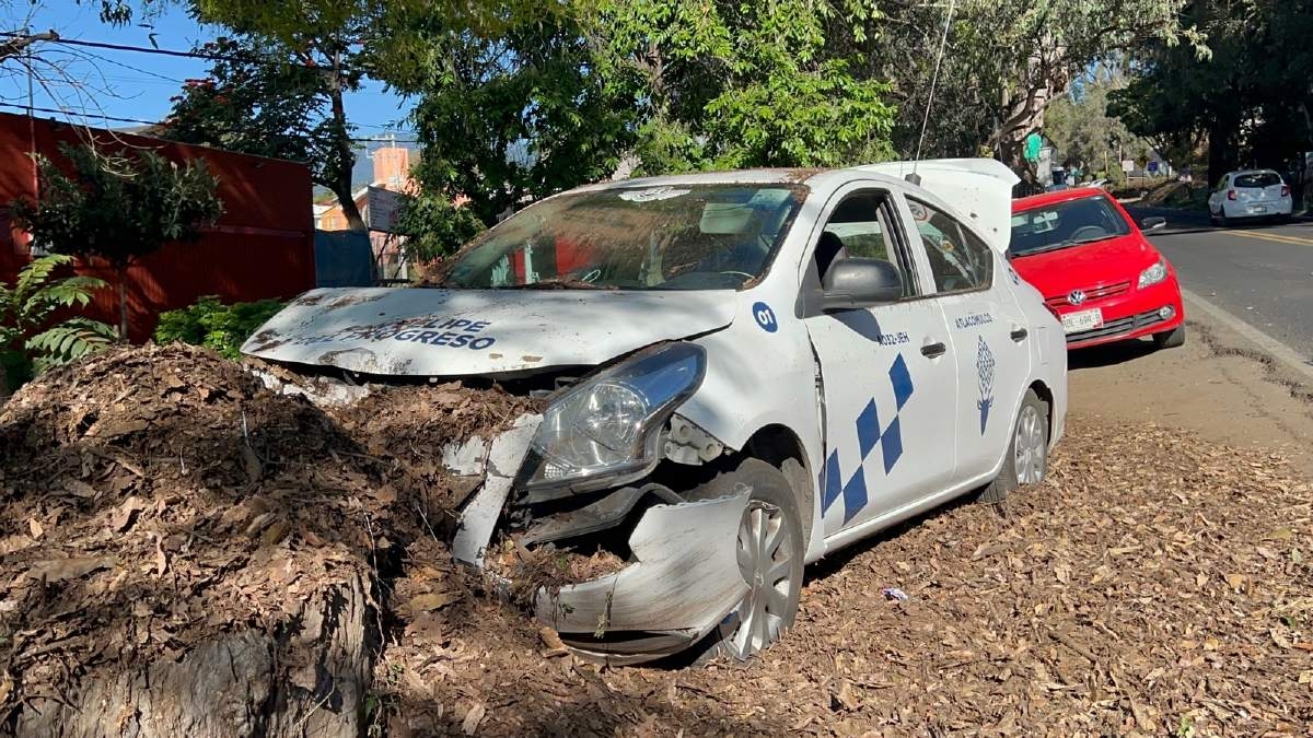 Choca taxi contra dos autos en Santa María Ahuacatitlán