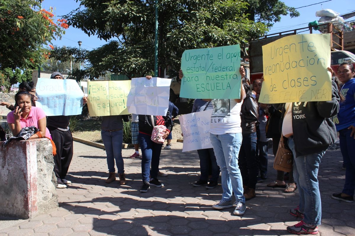 Protestan padres de familia por la falta de clases en Primaria