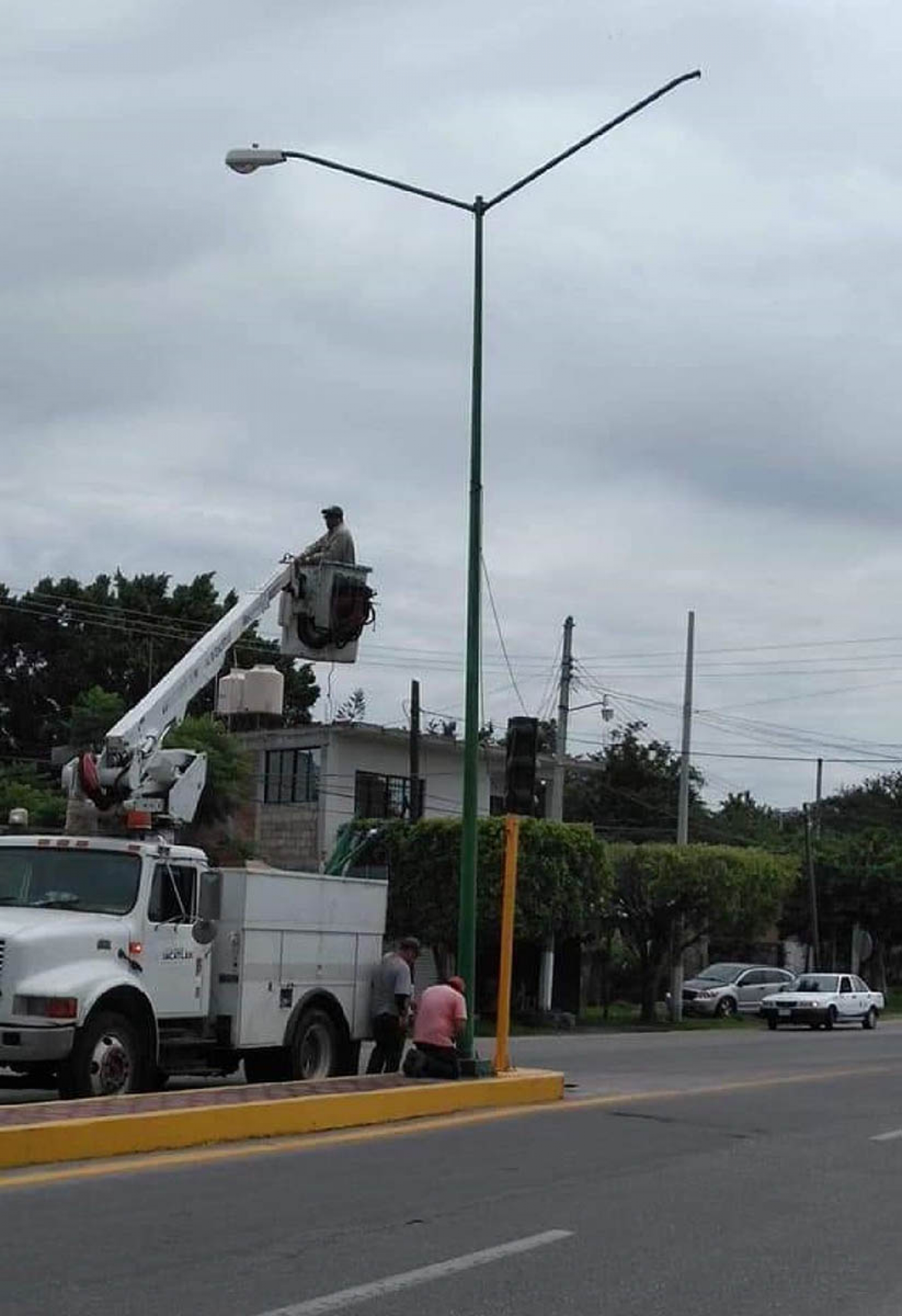Miacatlán robó alumbrado y postes de Xochicalco