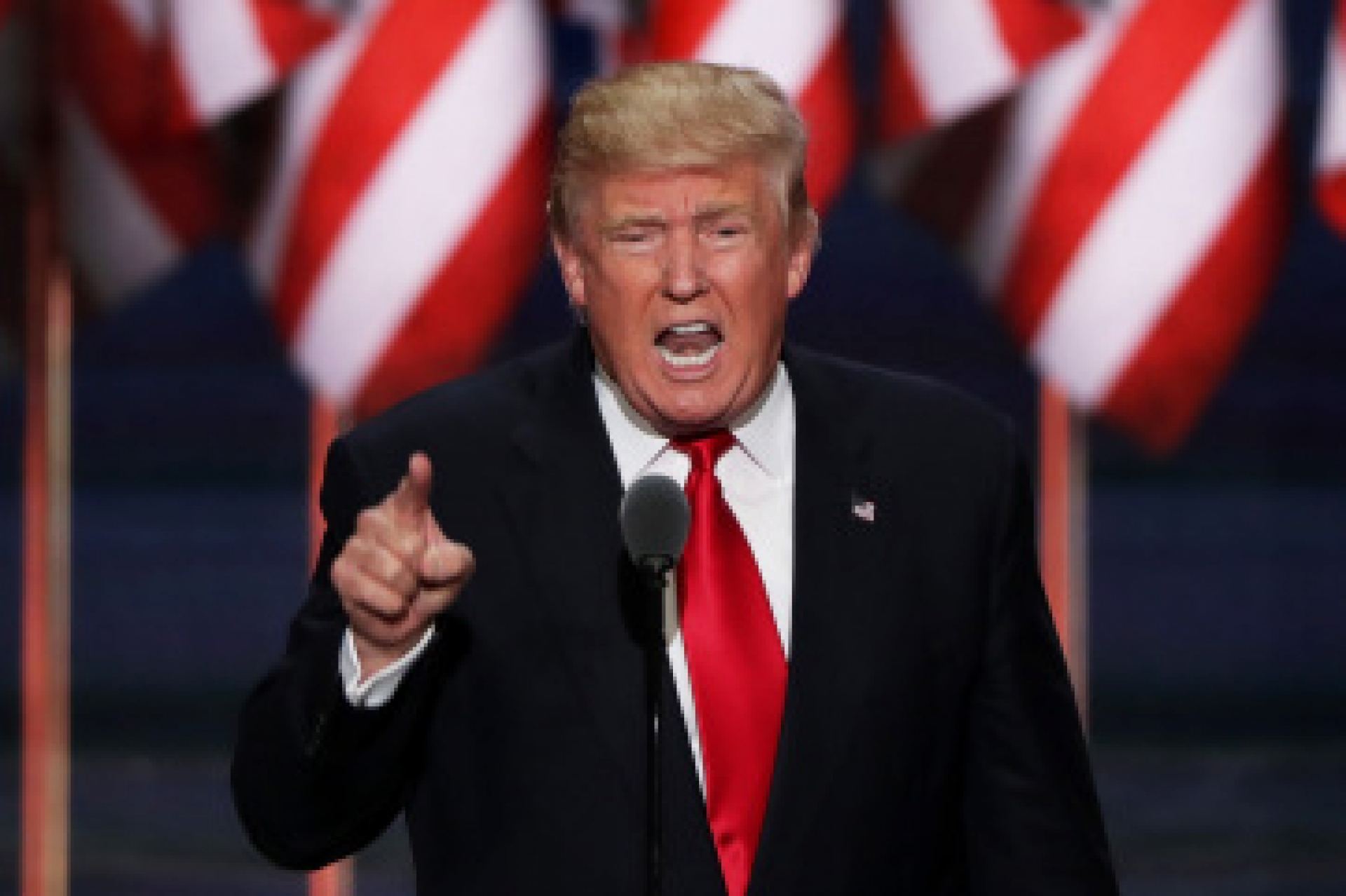 Trump aprovecha Covid-19 para poner más restricciones en Inmigración