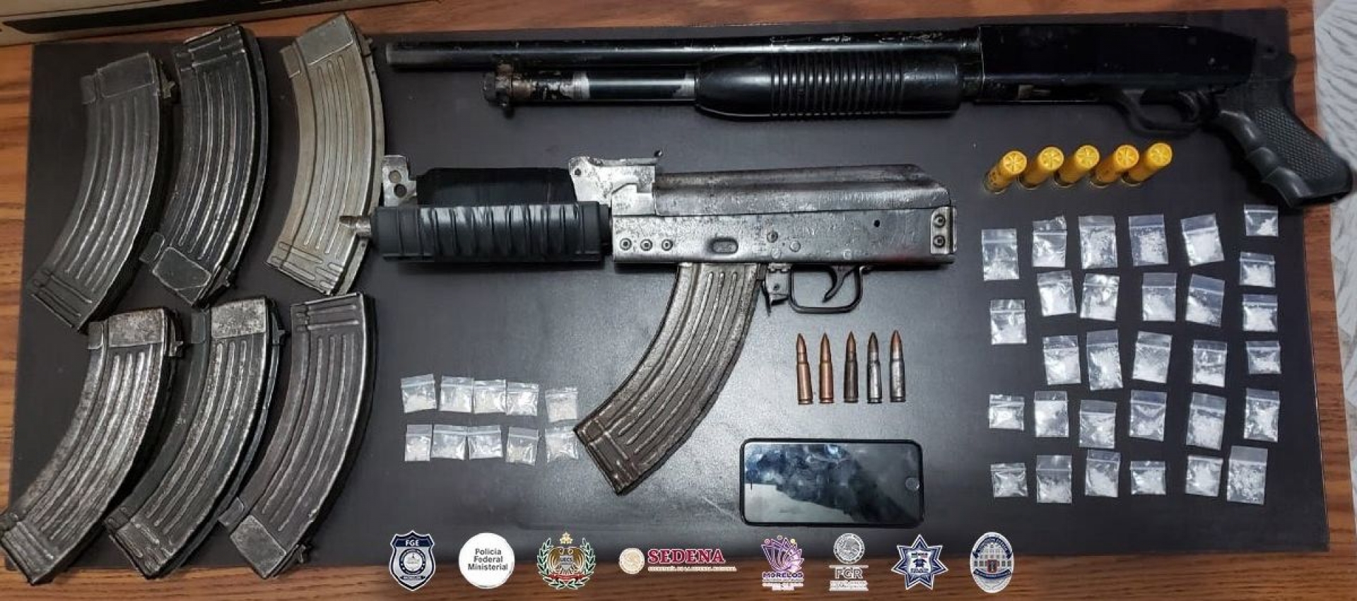 Transportaba armas largas, cartuchos y droga en un auto