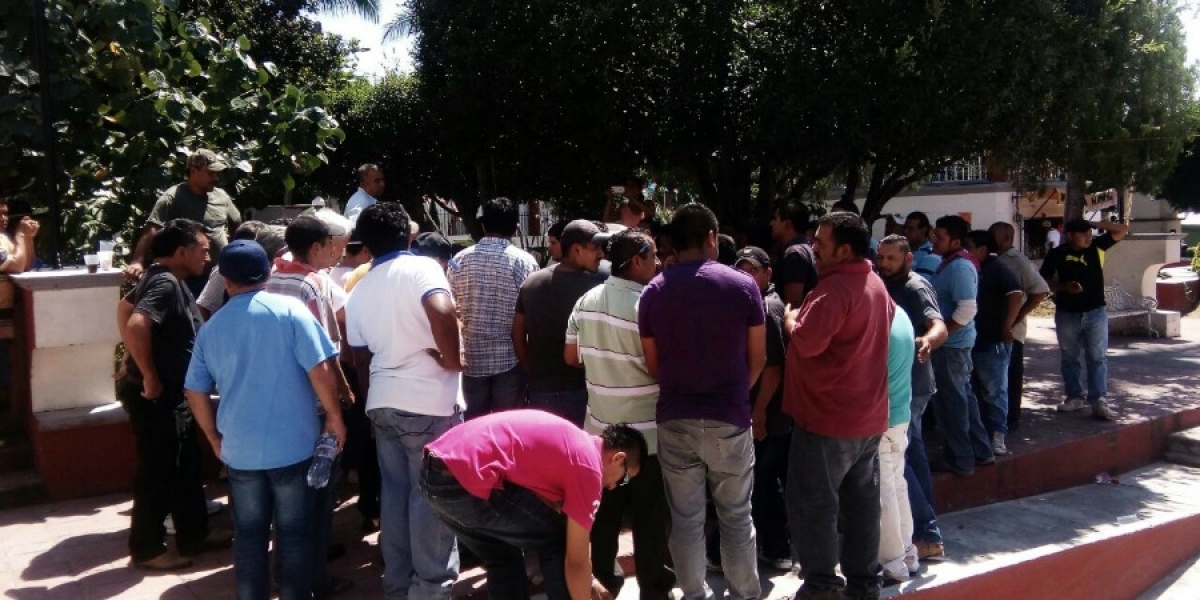 Protestan taxistas en los ayuntamientos de Mazatepec, Tetecala y Miacatlán