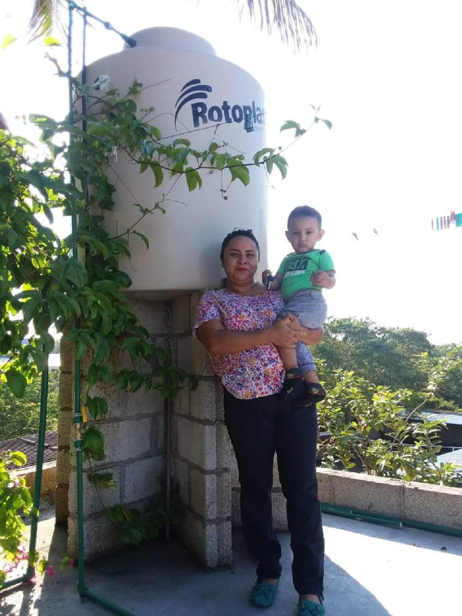 Continúa la entrega de tinacos en Axochiapan