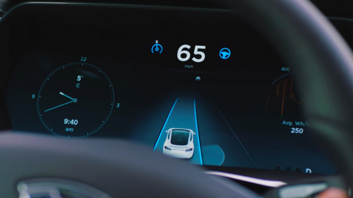 Tesla no desactivará el piloto automático luego del accidente fatal