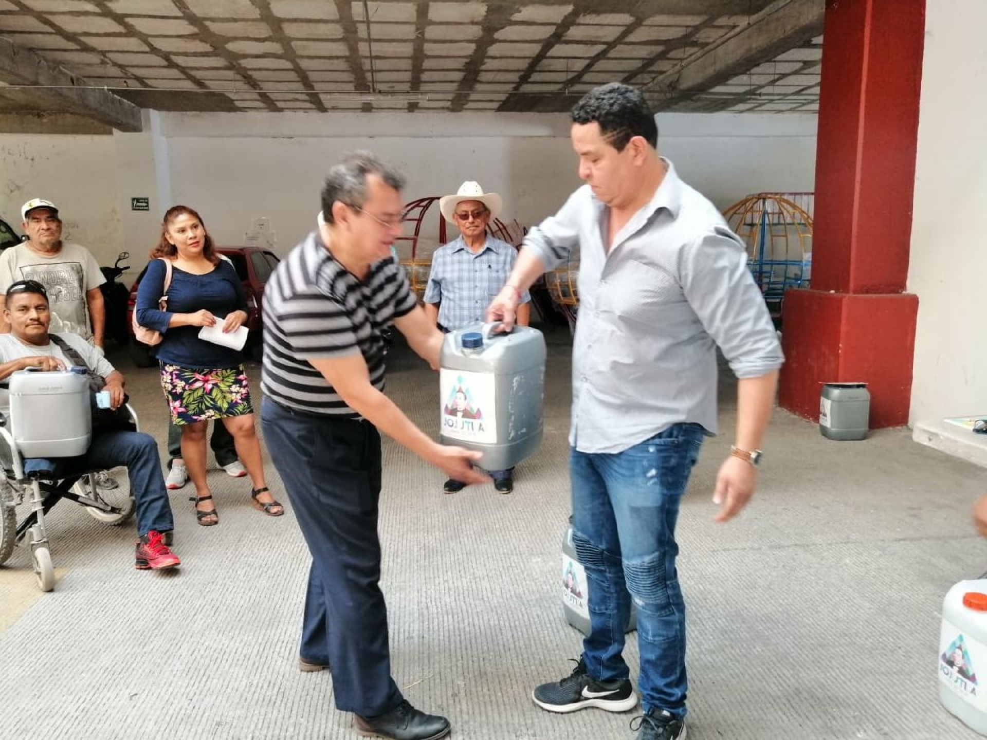 Entregan gel antibacterial a taxistas y ayudantes de Jojutla