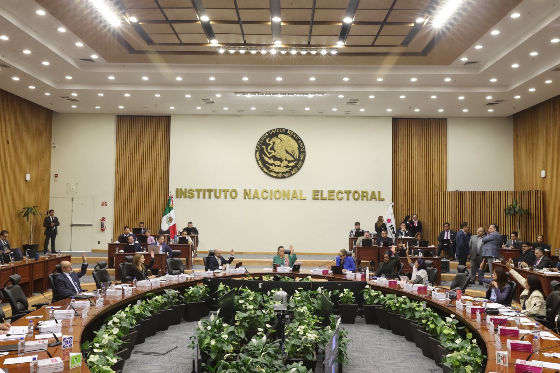 INE cierra caso por dinero en sobres a Pío López Obrador