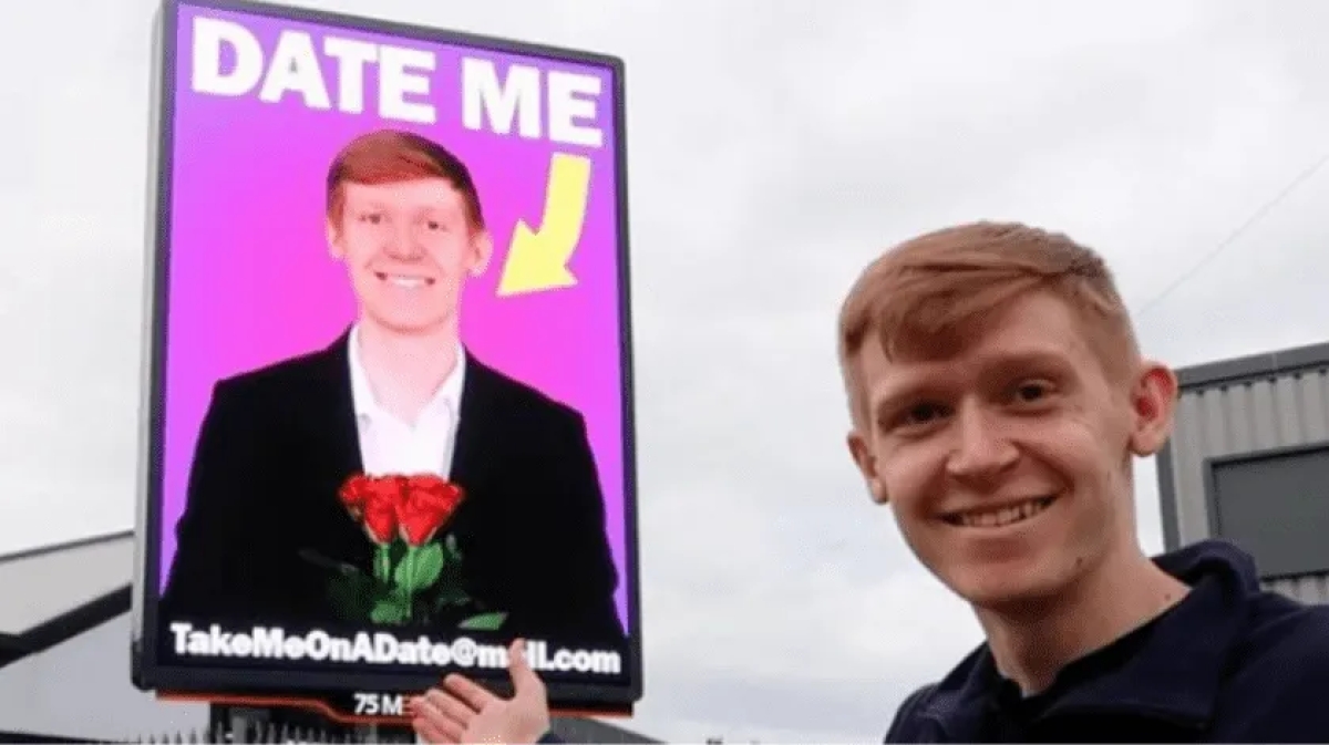 ‘Sal conmigo’ Joven nunca tuvo novia y busca una cita con ayuda de anuncio publicitario