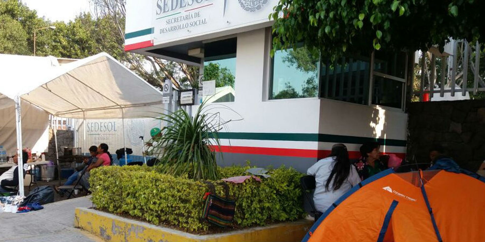 Continúa plantón de la UNTA en delegación de Sedesol