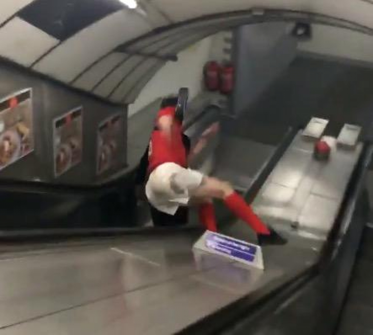 VIDEO: Por algo hay que usar bien las escaleras eléctricas... ¡AUCH!