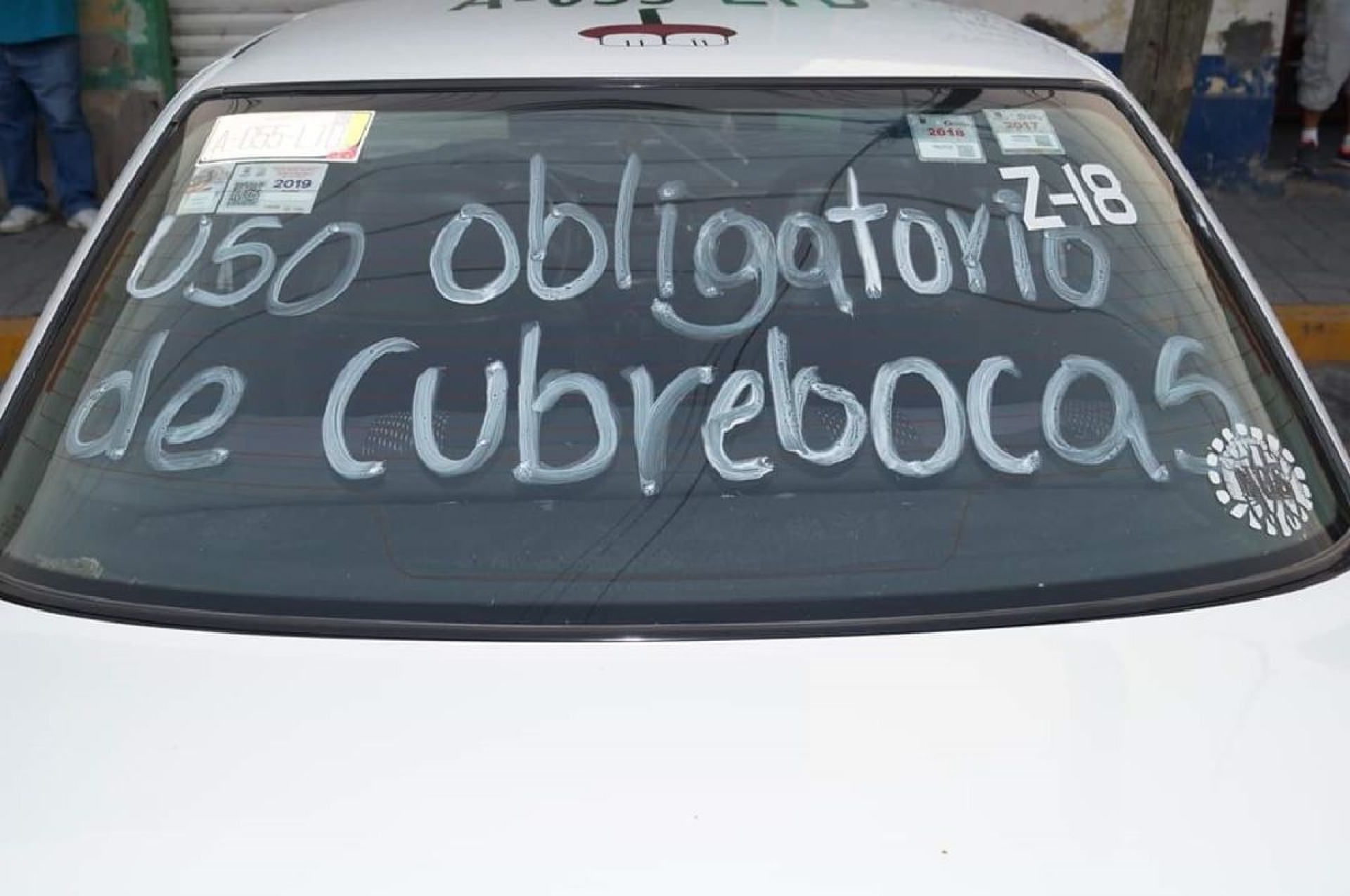 Obligatorio, el cubrebocas para abordar un taxi