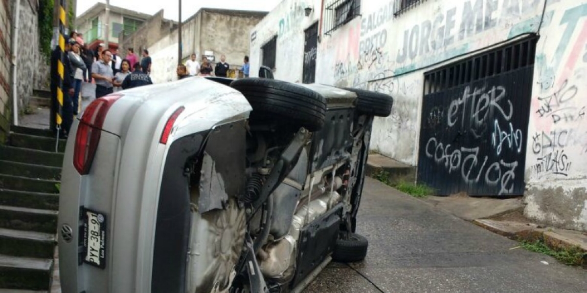 Vuelca vehículo en Temixco