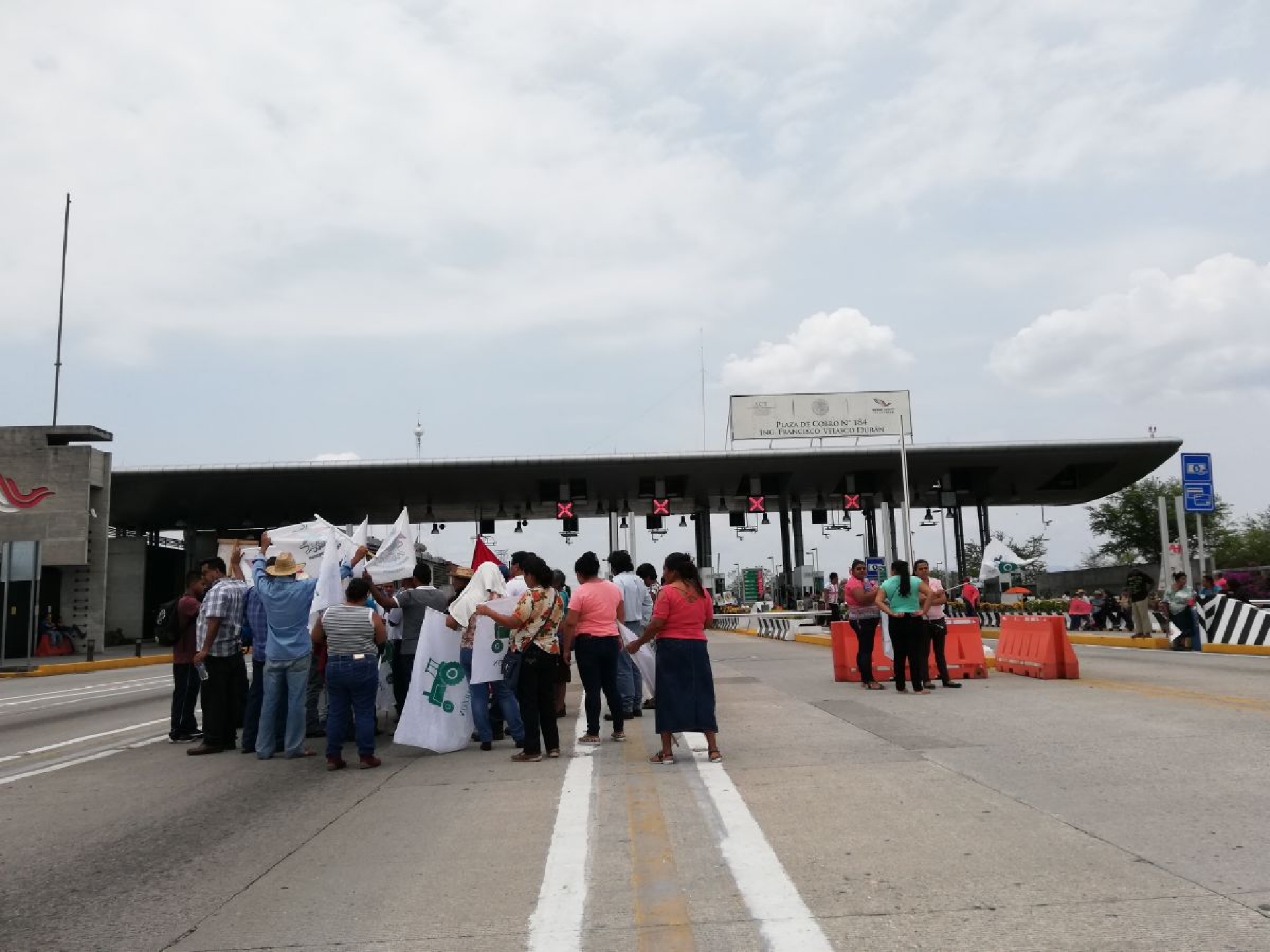 Toman campesinos caseta de la autopista México-Acapulco en Puente de Ixtla