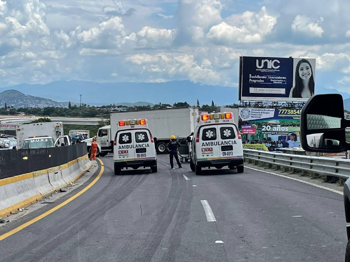 Se impacta camión en el distribuidor vial “Palmira”