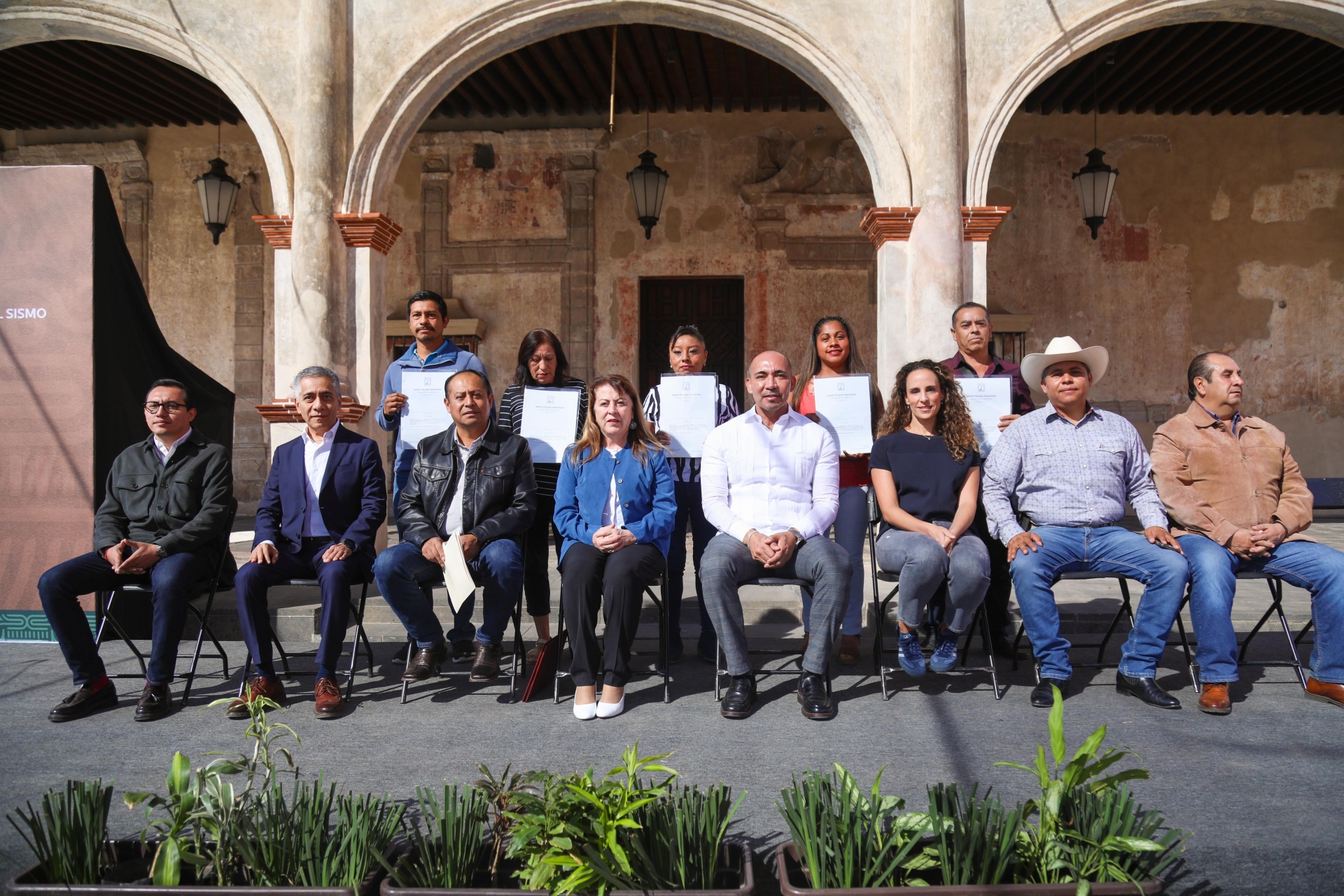 Entrega Margarita González Saravia 52 escrituras públicas a damnificados por sismo de 2017