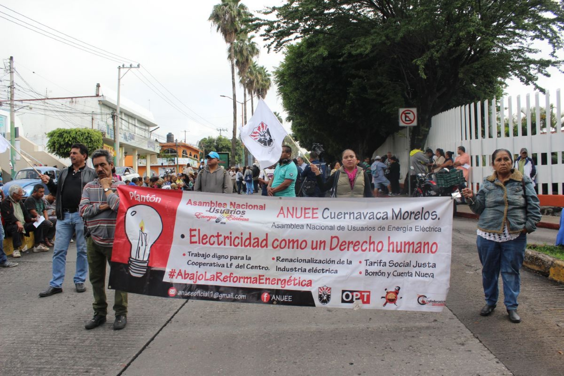 Reciben funcionarios de CFE a manifestantes que reclaman altos cobros