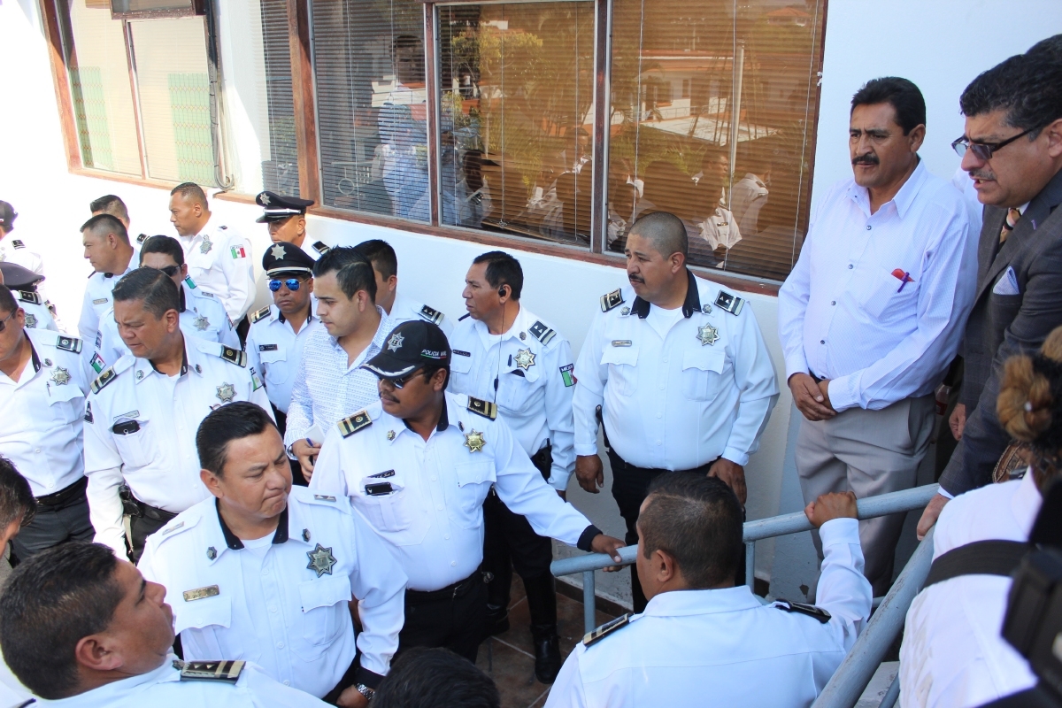 Policías viales de Cuernavaca protestan porque su jefe los obliga a trabajar sin armas