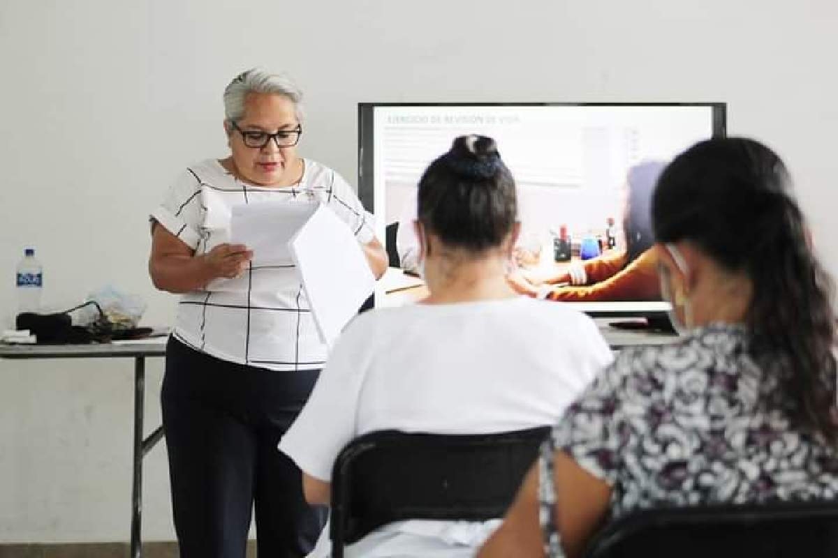 Ofrecen taller de tanatología en Coatlán