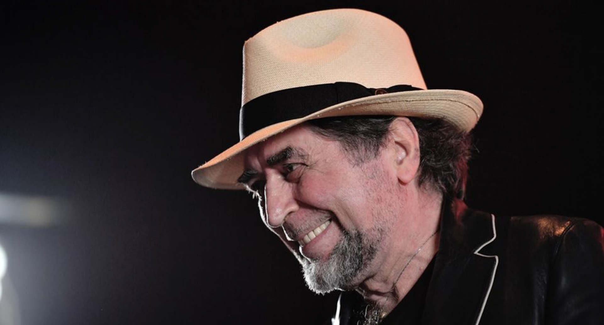 Operan a Joaquín Sabina por derrame cerebral