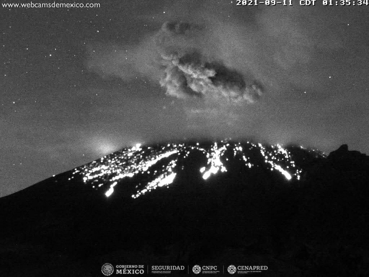 Volcán Popocatépetl lanza fumarola y fragmentos tras explosión
