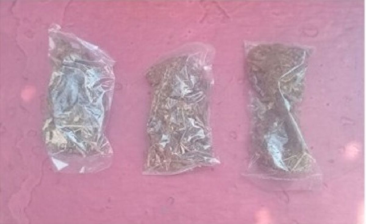 Detuvieron a un hombre con tres envoltorios con marihuana