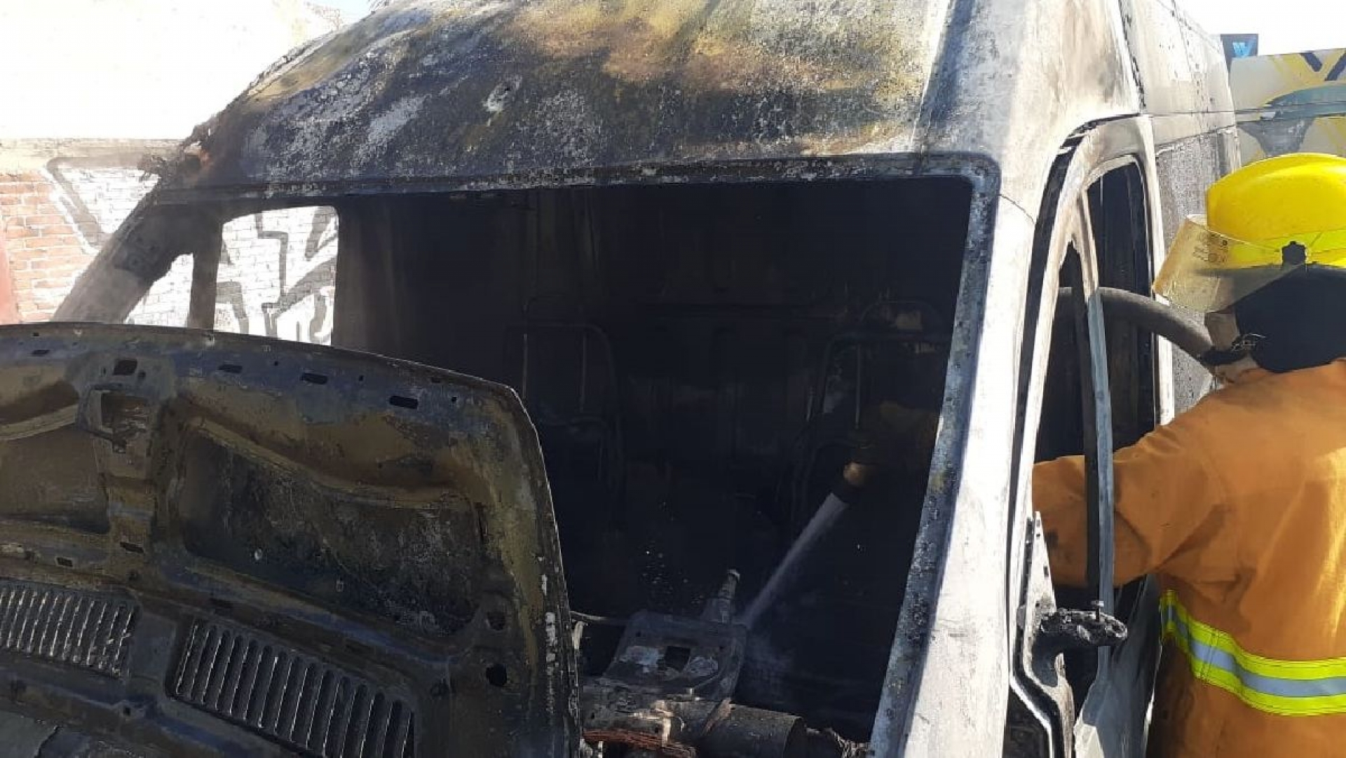Se incendia furgoneta sobre la autopista México-Acapulco