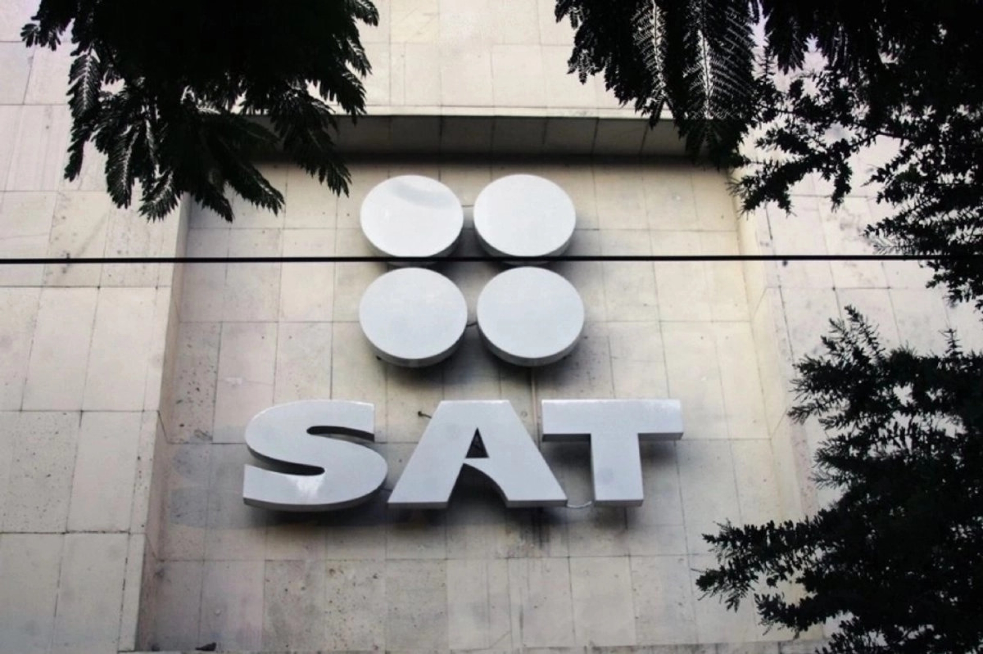 SAT revoca autorización a más de 100 ONG para recibir donativos